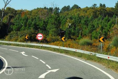 Pergunta IMT: As setas de cor branca que se encontram no pavimento indicam-me: