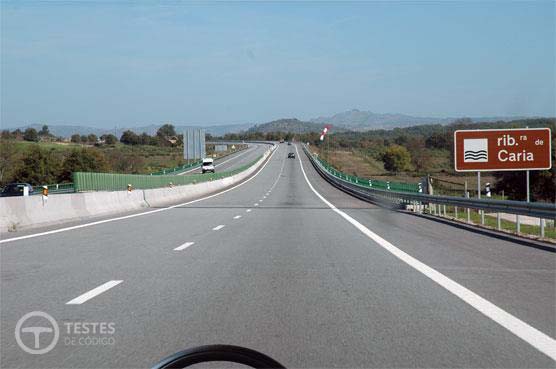 Pergunta IMT: O sinal vertical à minha direita transmite-me uma indicação útil sobre um local de especial relevância: