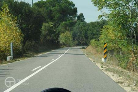 Pergunta IMT: A sinalização complementar de cor amarela e preta que se encontra nesta via pública indica-me: