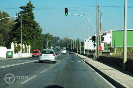 Pergunta IMT: Ao circular neste local, se algum peão já tiver iniciado a travessia da faixa de rodagem devo parar?