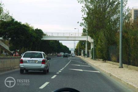 Pergunta IMT: As setas de cor branca que se encontram no pavimento indicam-me: