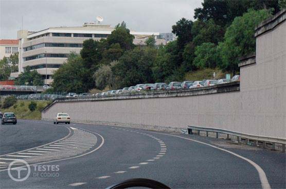 Pergunta IMT: Como se designam as marcas rodoviárias à minha esquerda?