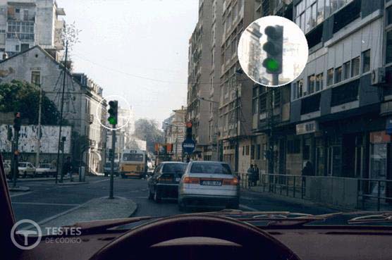 Pergunta IMT: Regra geral, perante a luz verde dos sinais luminosos, devo: