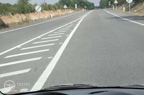 Pergunta IMT: Qual é a marca rodoviária colocada no eixo da via?