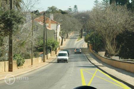 Pergunta IMT: Se pretender efectuar cargas e descargas posso parar no local sinalizado com a marca rodoviária de cor amarela?