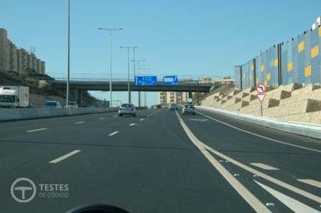 Pergunta IMT: Para que servem os marcadores retroreflectores colocados no pavimento à minha direita?