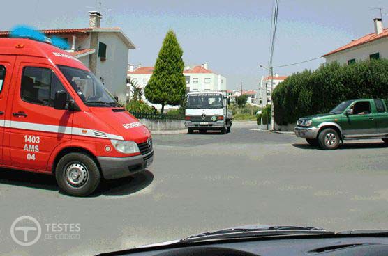 Pergunta IMT: Quando devo avançar se pretender mudar de direcção à direita?