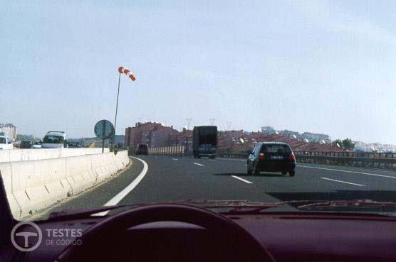 Pergunta IMT: Posso seguir sempre nesta via de trânsito?