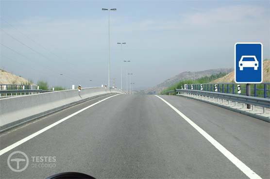 Pergunta IMT: Conduzindo um automóvel ligeiro de mercadorias sem reboque, a que velocidade posso circular na via indicada pelo sinal vertical?