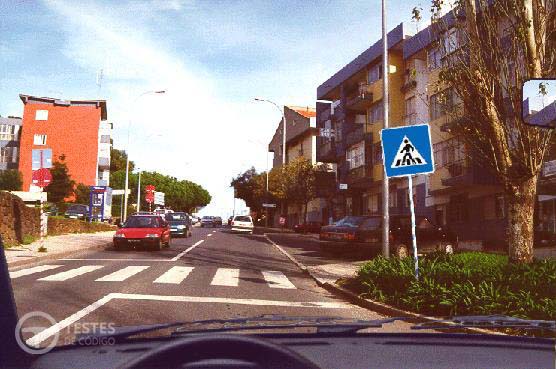 Pergunta IMT: Neste local conduzo um automóvel ligeiro de passageiros com reboque. Qual a velocidade máxima permitida?