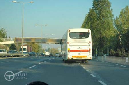 Pergunta IMT: Dentro das localidades, a velocidade máxima permitida para os automóveis pesados de passageiros sem reboque é de 50 km/h.