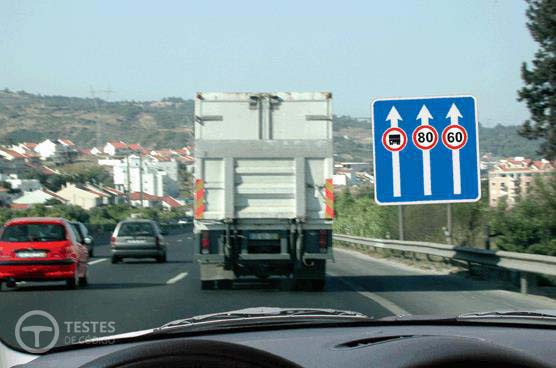 Pergunta IMT: Transito em auto-estrada, qual a velocidade mínima a que pode circular o veículo pesado que vai à minha frente?