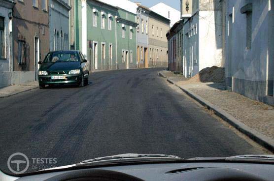 Pergunta IMT: Nas localidades a velocidade máxima permitida, a uma máquina agrícola, é de: