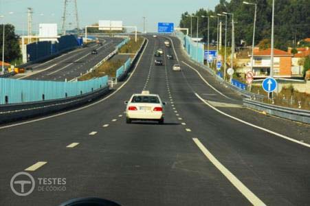 Pergunta IMT: Posso transpor os separadores de trânsito existentes nesta via pública?