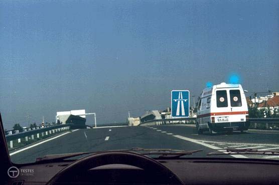 Pergunta IMT: Ao circular numa auto-estrada, sou obrigado a ceder a passagem à ambulância que nela entra.