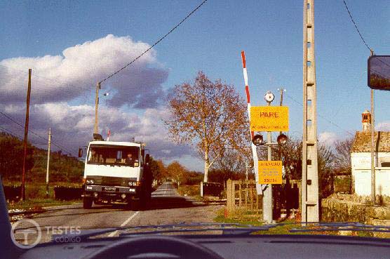 Pergunta IMT: Encontro-me a 5 metros da passagem de nível. Posso estacionar?