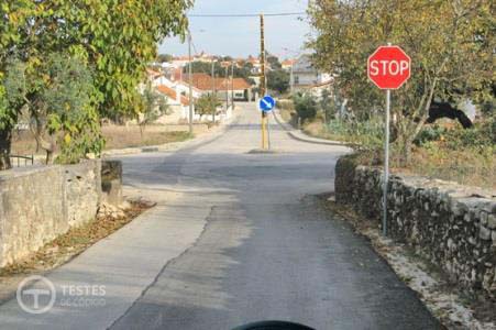 Pergunta IMT: Como deve proceder o condutor de um veículo que circule em serviço de urgência perante o sinal de STOP?