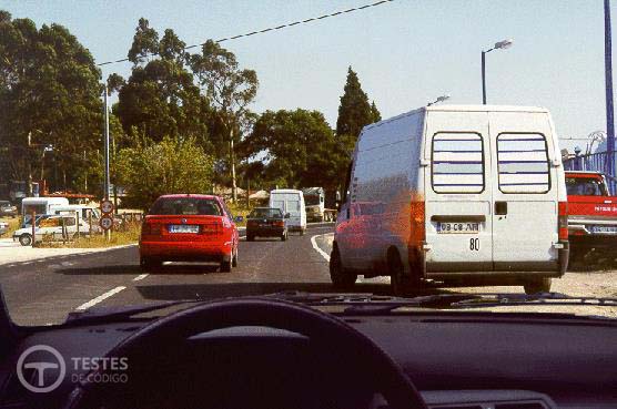 Pergunta IMT: O condutor do veículo branco pode inverter o sentido de marcha neste momento?