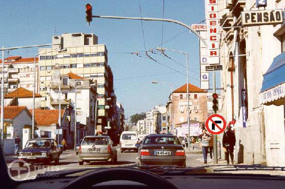 Pergunta IMT: Nesta situação, quando a luz do sinal luminoso passar a verde, não devo avançar, se: