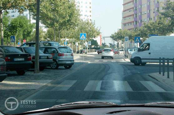 Pergunta IMT: Na próxima intersecção, em que não existe sinalização, quem deve avançar em primeiro lugar?