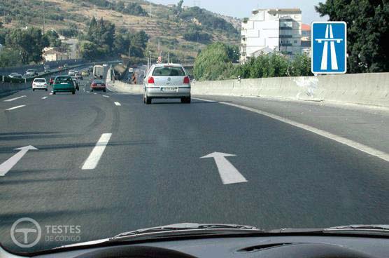 Pergunta IMT: Regra geral, nas auto-estradas, devo transitar: