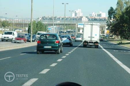 Pergunta IMT: Um condutor pode praticar algum acto que possa prejudicar a condução em segurança?