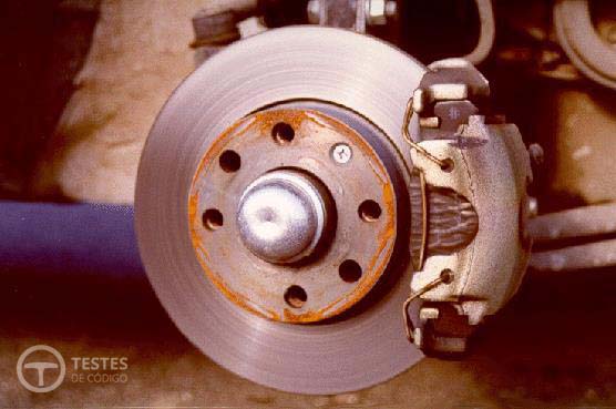 Pergunta IMT: O que pode acontecer se os travões actuarem de modo desigual sobre as rodas do mesmo eixo?