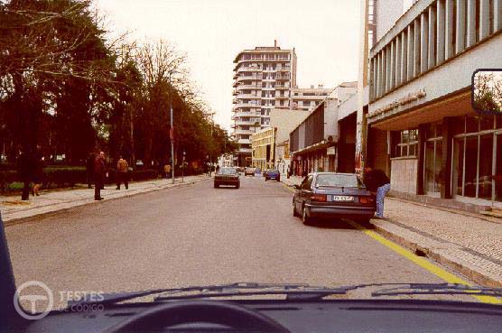 Pergunta IMT: O veículo imediatamente à minha frente está parado para entrar um passageiro. Pode fazê-lo?