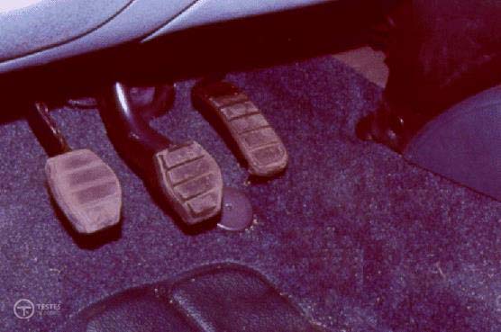 Pergunta IMT: Quando o condutor pisa o pedal da embraiagem: