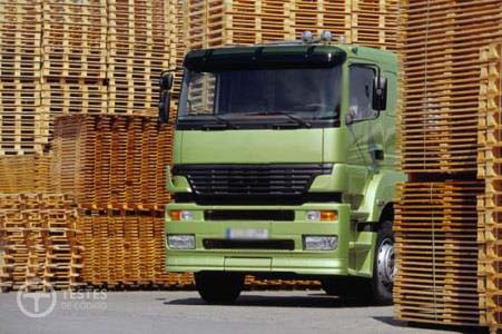 Pergunta IMT: Para que a carga máxima dum veículo fique bem distribuída, é necessário que o centro de gravidade da carga fique situado: