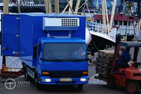 Pergunta IMT: Um automóvel que transporta uma carga muito alta, ao curvar para a direita, a carga tende a cair para: