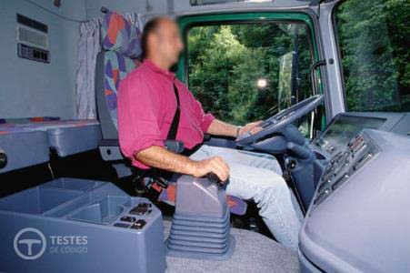 Pergunta IMT: A direcção assistida permite: