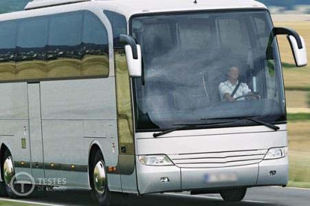 Pergunta IMT: Num autocarro afecto ao transporte público urbano e com considerável procura, os passageiros podem viajar na coxia, à frente?