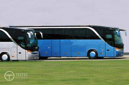 Pergunta IMT: Em que momento o condutor de um automóvel pesado de passageiros deve abrir as portas para saída destes?